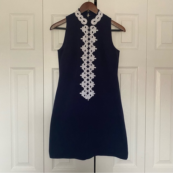 Lilly Pulitzer Dresses & Skirts - Lilly Pulitzer high collar shift dress navy white size xs